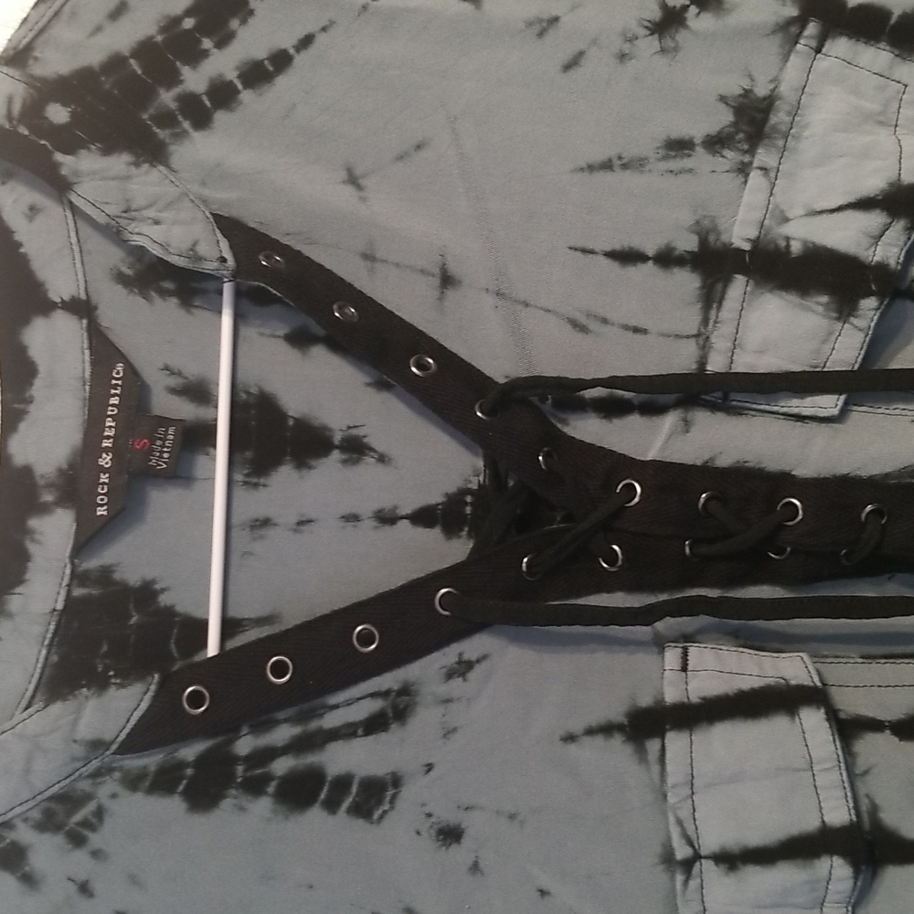 Rock & Republic Long Sleeve 100% Rayon Top. Lace up chest. Size Small - Picture 2 of 7